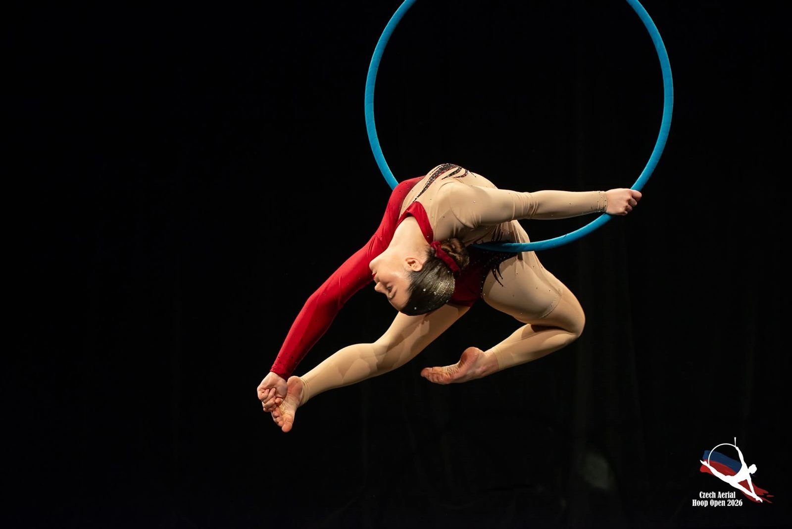Zawodniczka w figurze na kole podczas zawodów Czech Aerial Hoop Open