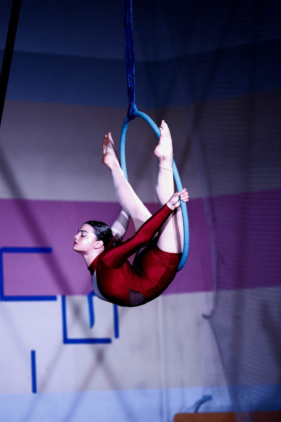 Zawodniczka w figurze na kole aerial hoop